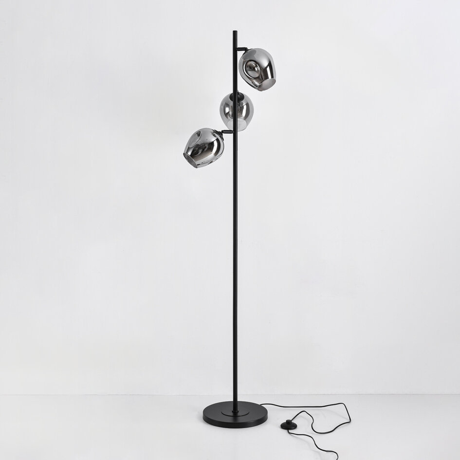 Golvlampa Julius med tre lampor - svart med rökfärgat glas