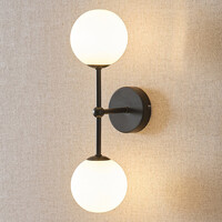 Vägglampa Runda med två lampor - mjölkvitt glas och svart