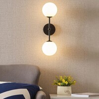 Vägglampa Runda med två lampor - mjölkvitt glas och svart
