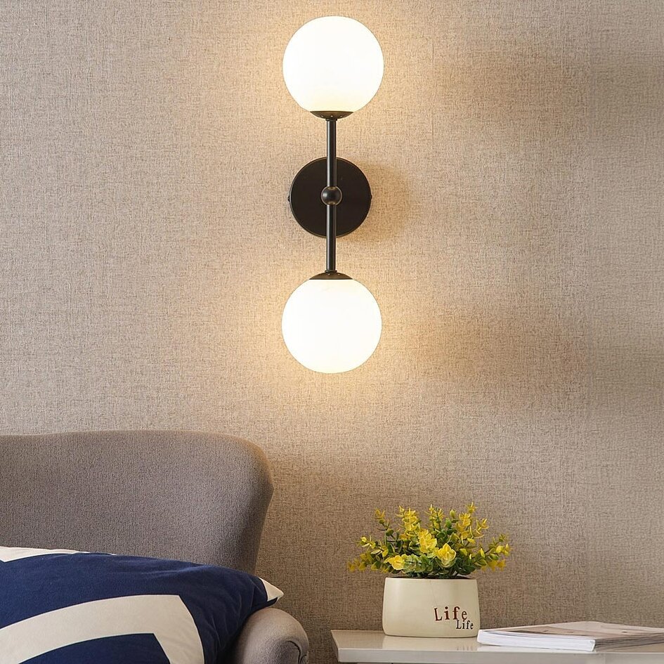 Vägglampa Runda med två lampor - mjölkvitt glas och svart