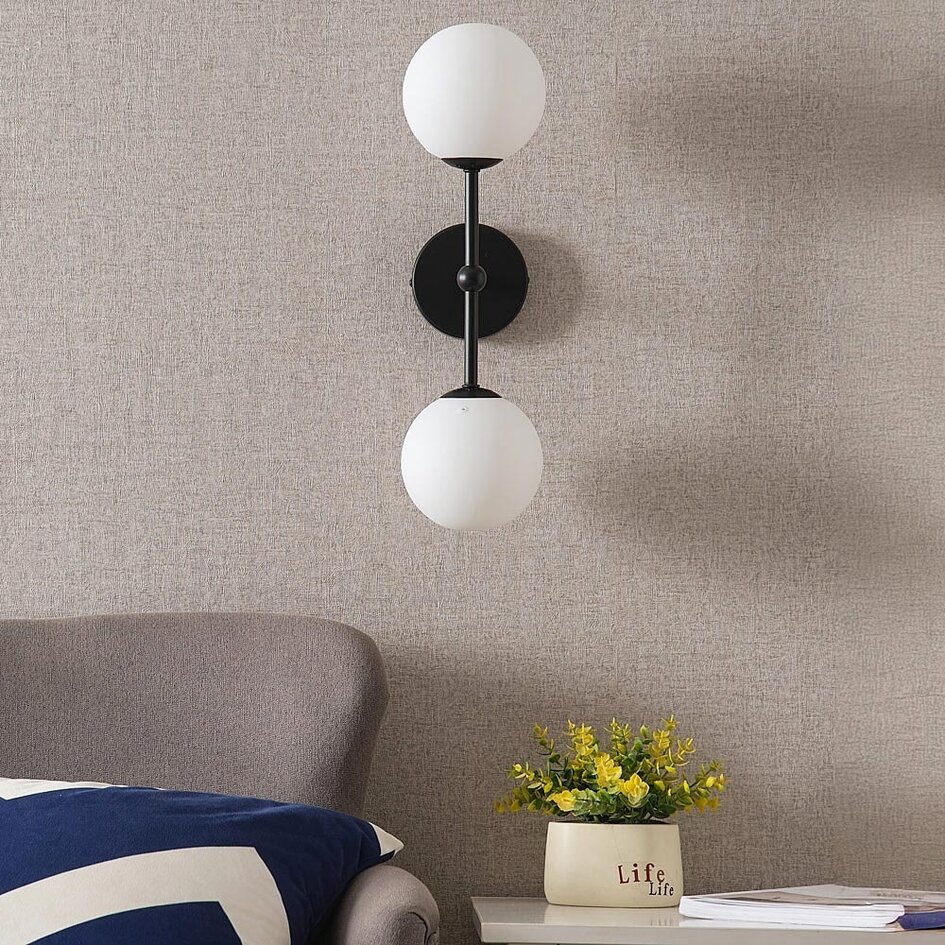 Vägglampa Runda med två lampor - mjölkvitt glas och svart