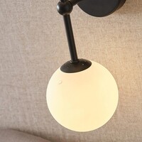 Vägglampa Runda med två lampor - mjölkvitt glas och svart