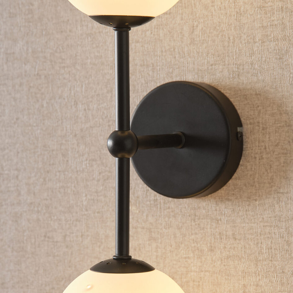 Vägglampa Runda med två lampor - mjölkvitt glas och svart