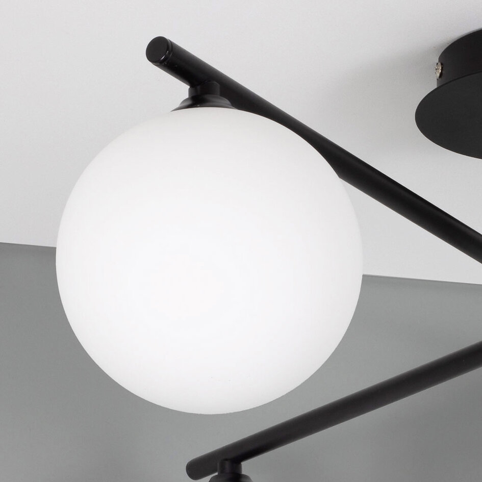 Taklampa Nymo med fyra lampor - mjölkvitt glas och svart