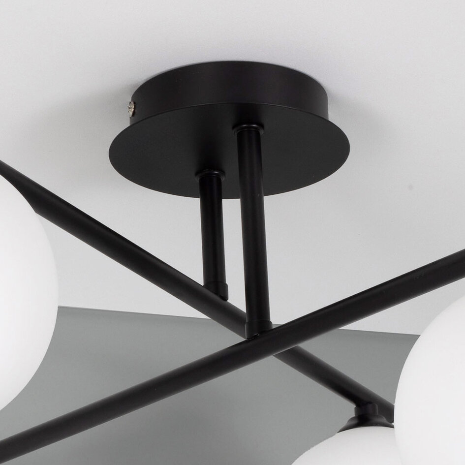 Taklampa Nymo med fyra lampor - mjölkvitt glas och svart