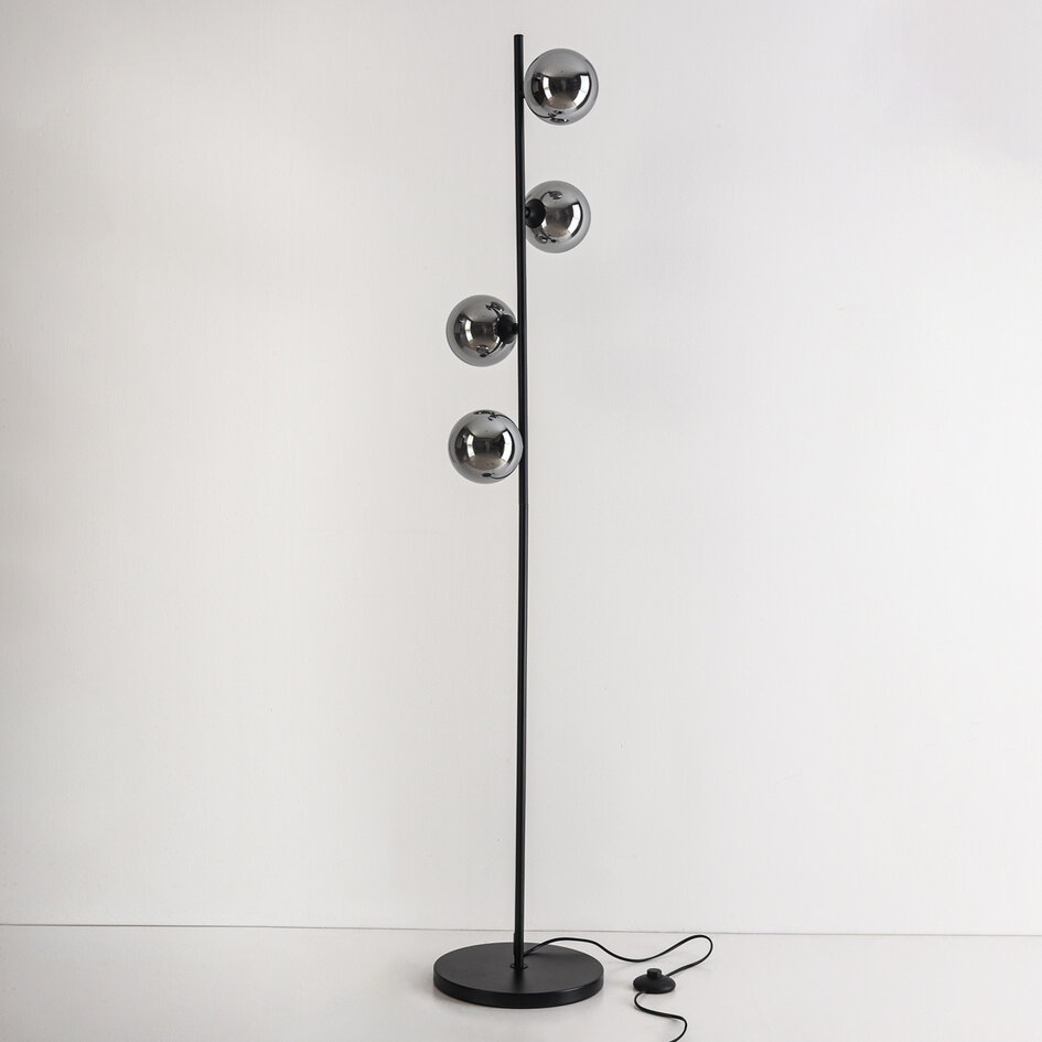 Golvlampa Pippa med fyra lampor i svart med rökgrått glas