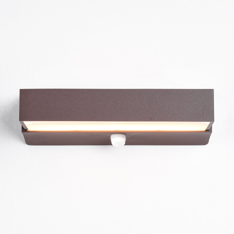 Utomhusvägglampa Onyx med sensor - brun med integrerad LED