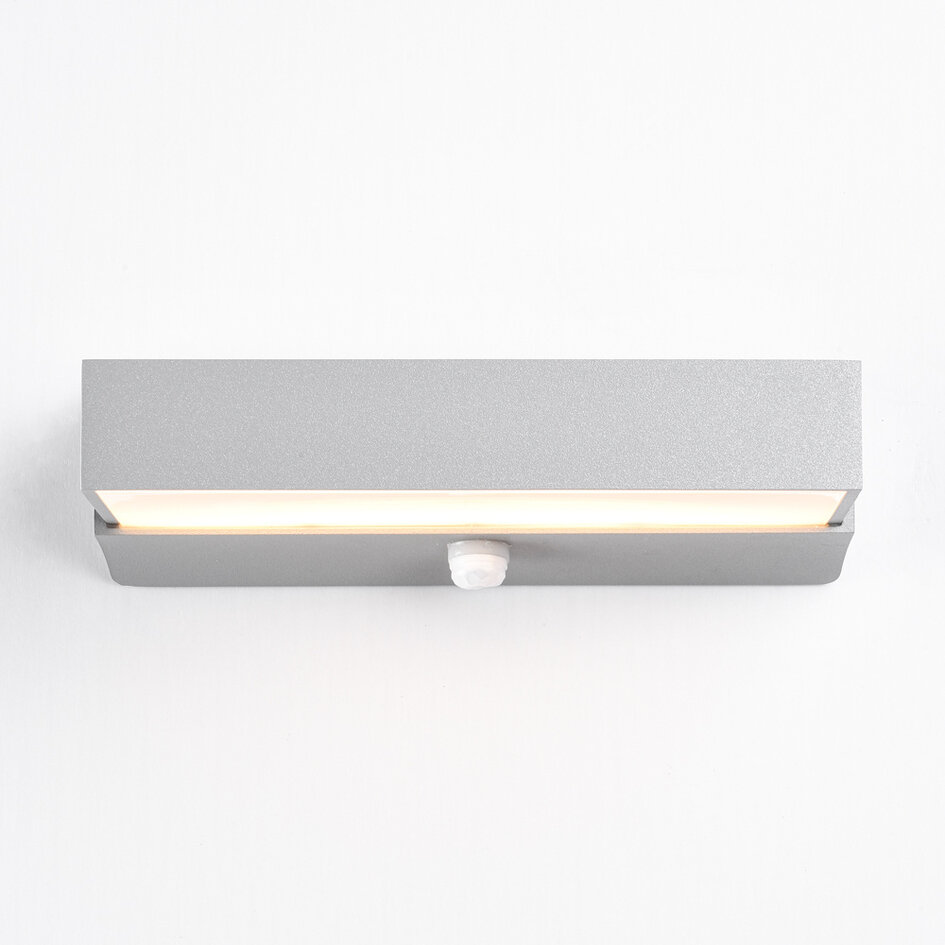 Utomhusvägglampa Onyx med sensor - silver med integrerad LED