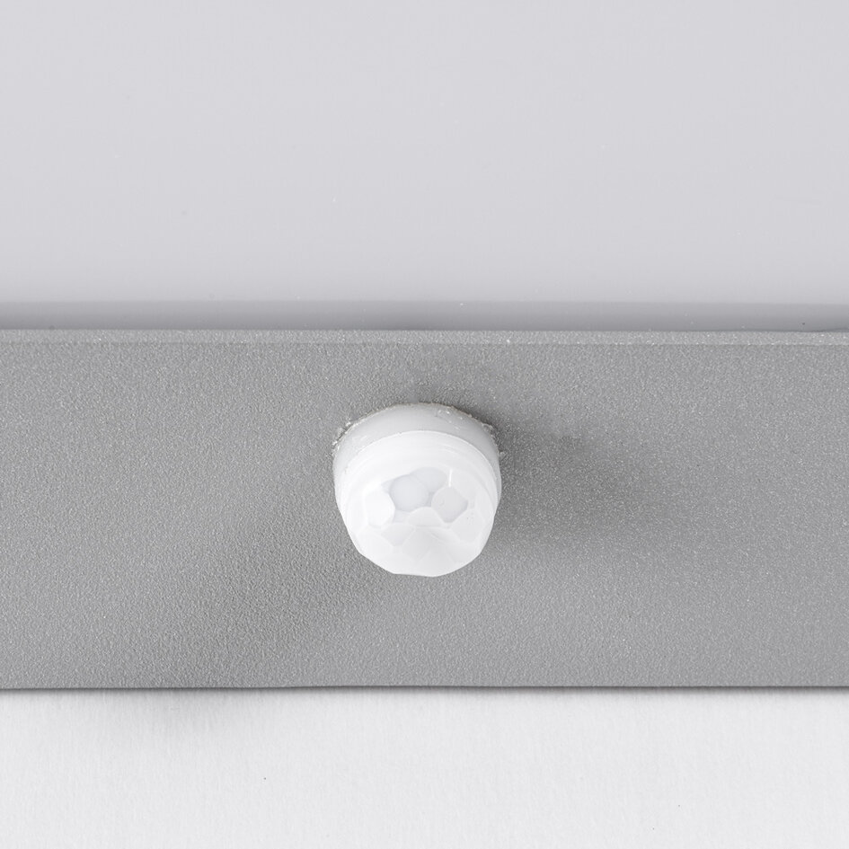 Utomhusvägglampa Onyx med sensor - silver med integrerad LED