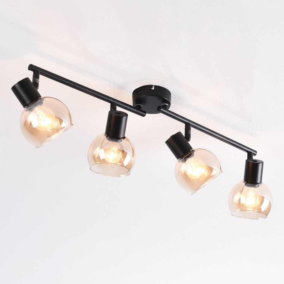 Taklampa Pela med fyra lampor - amberfärgat glas och svart med vridbara spotlights