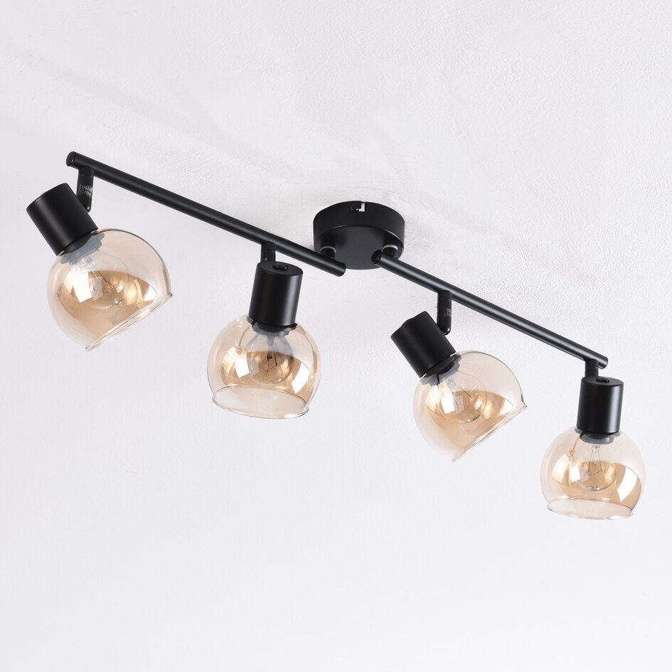 Taklampa Pela med fyra lampor - amberfärgat glas och svart med vridbara spotlights