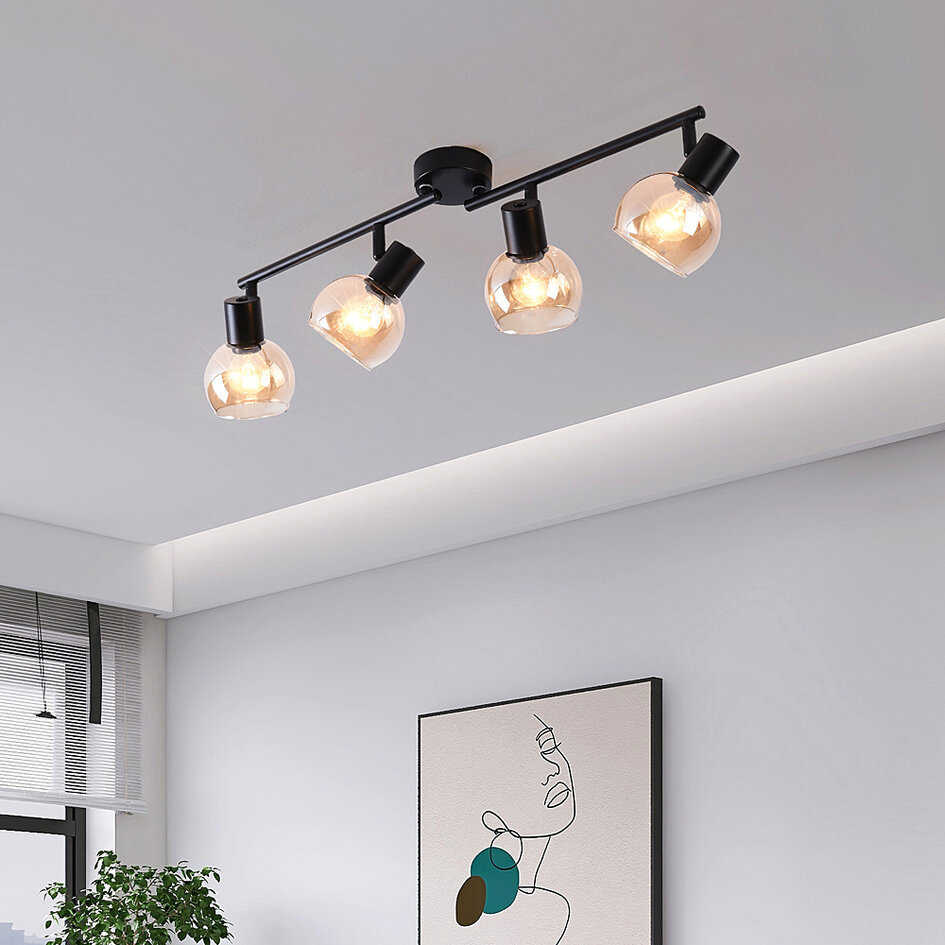 Taklampa Pela med fyra lampor - amberfärgat glas och svart med vridbara spotlights