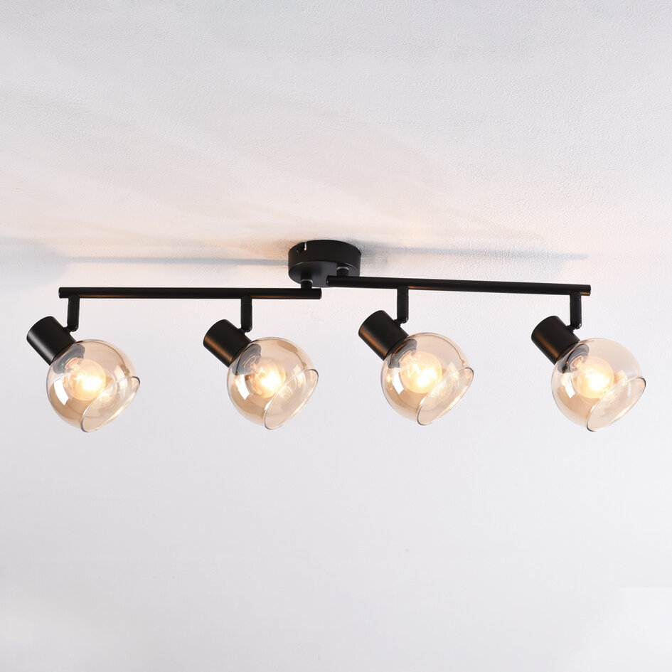 Taklampa Pela med fyra lampor - amberfärgat glas och svart med vridbara spotlights