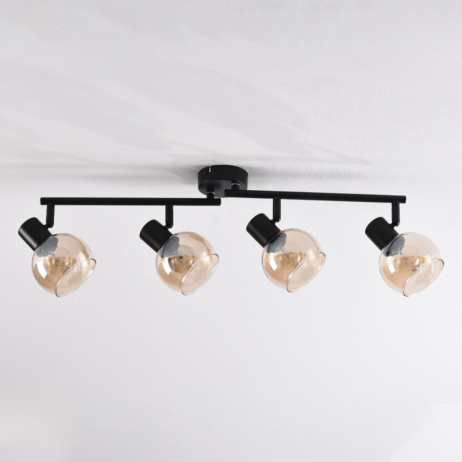 Taklampa Pela med fyra lampor - amberfärgat glas och svart med vridbara spotlights