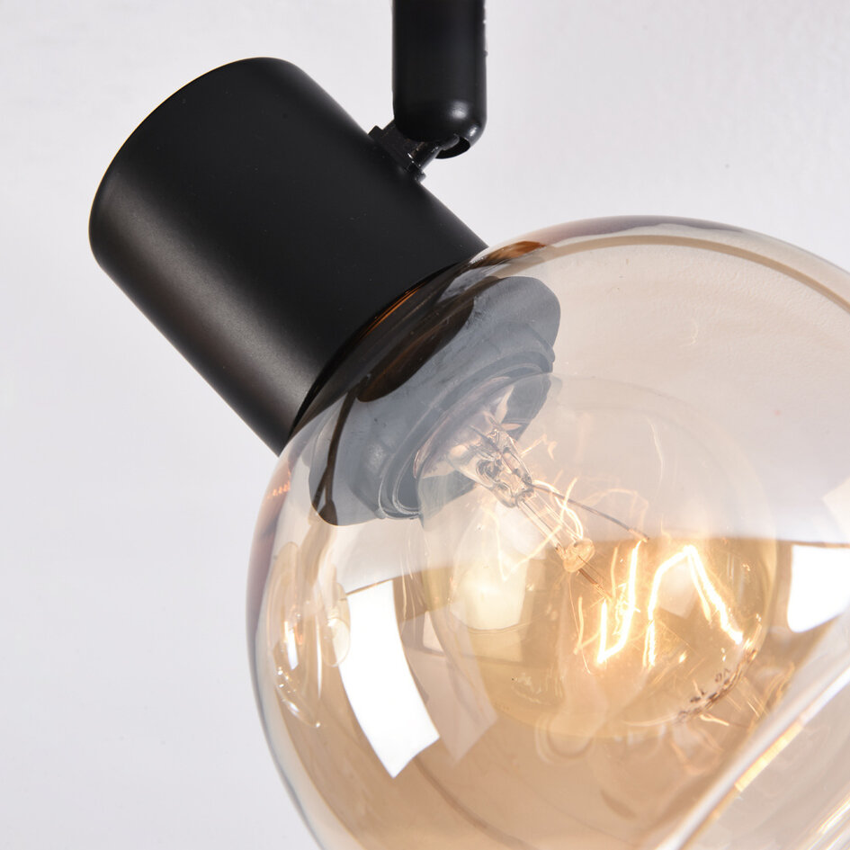 Taklampa Pela med fyra lampor - amberfärgat glas och svart med vridbara spotlights