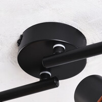 Taklampa Pela med fyra lampor - amberfärgat glas och svart med vridbara spotlights