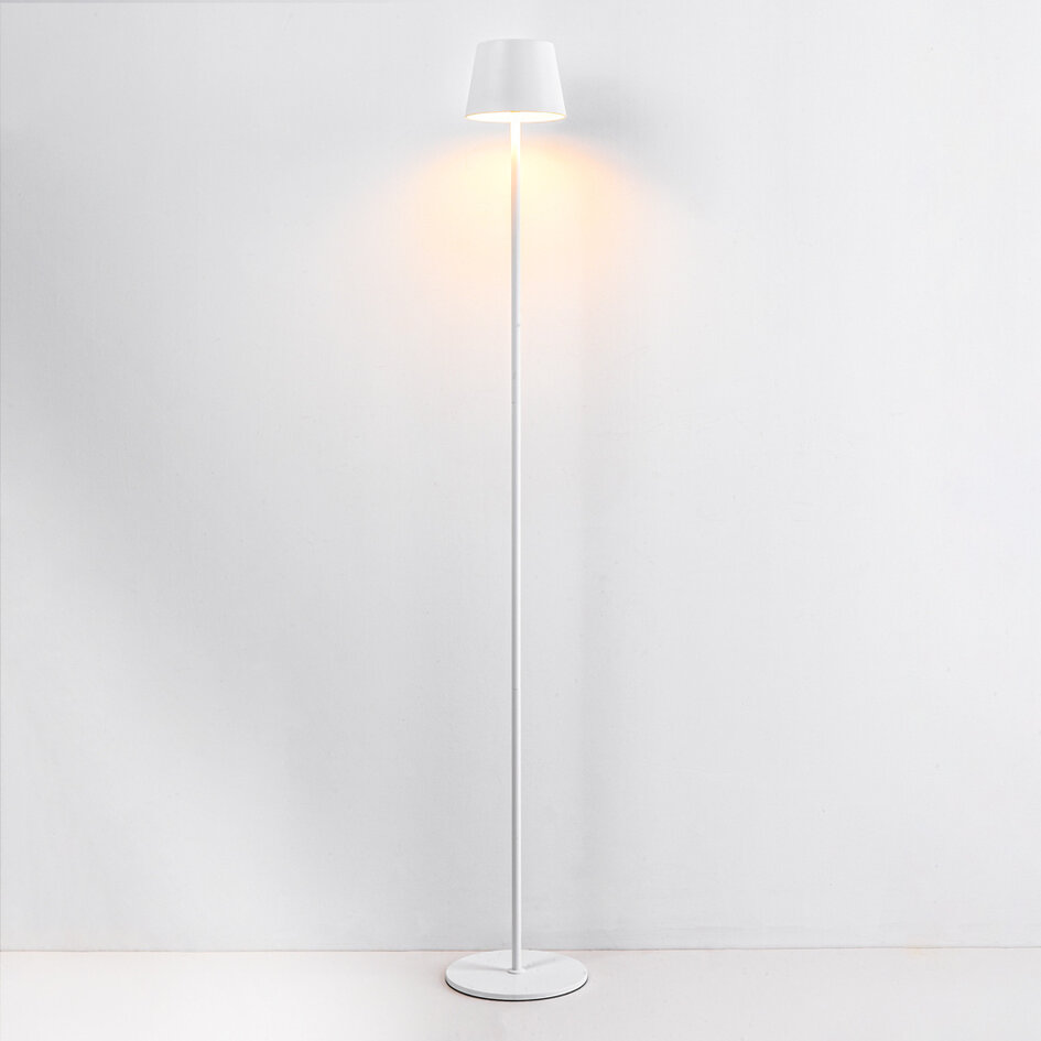 Uppladdningsbar golvlampa Jytte i vitt - dimbar