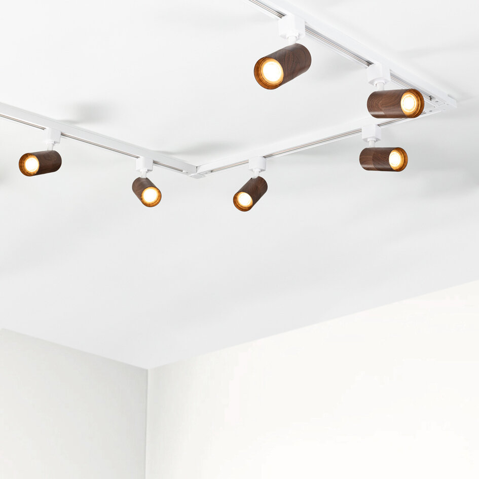 Set med 1-fas skensystem på 1,5 meter och Loek-spotlights med valnötsträutseende