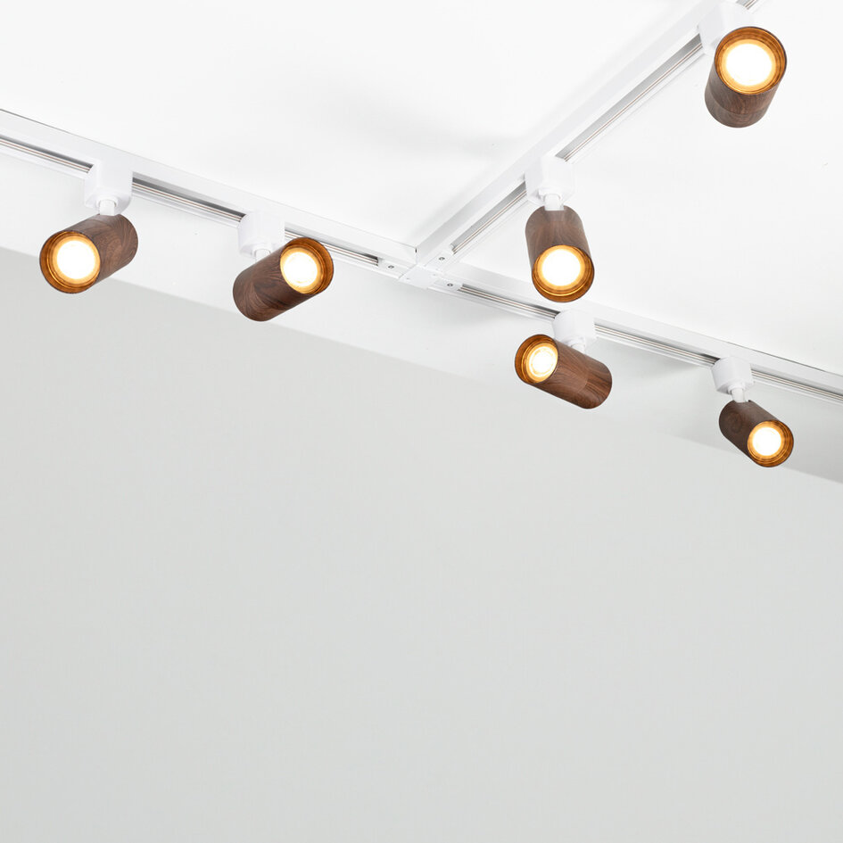 Set med 1-fas skensystem på 3 meter och Loek-spotlights med valnötsträutseende