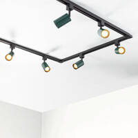 Set med 1-fas skensystem på 1,5 meter och Romain-spotlights, mossgrön