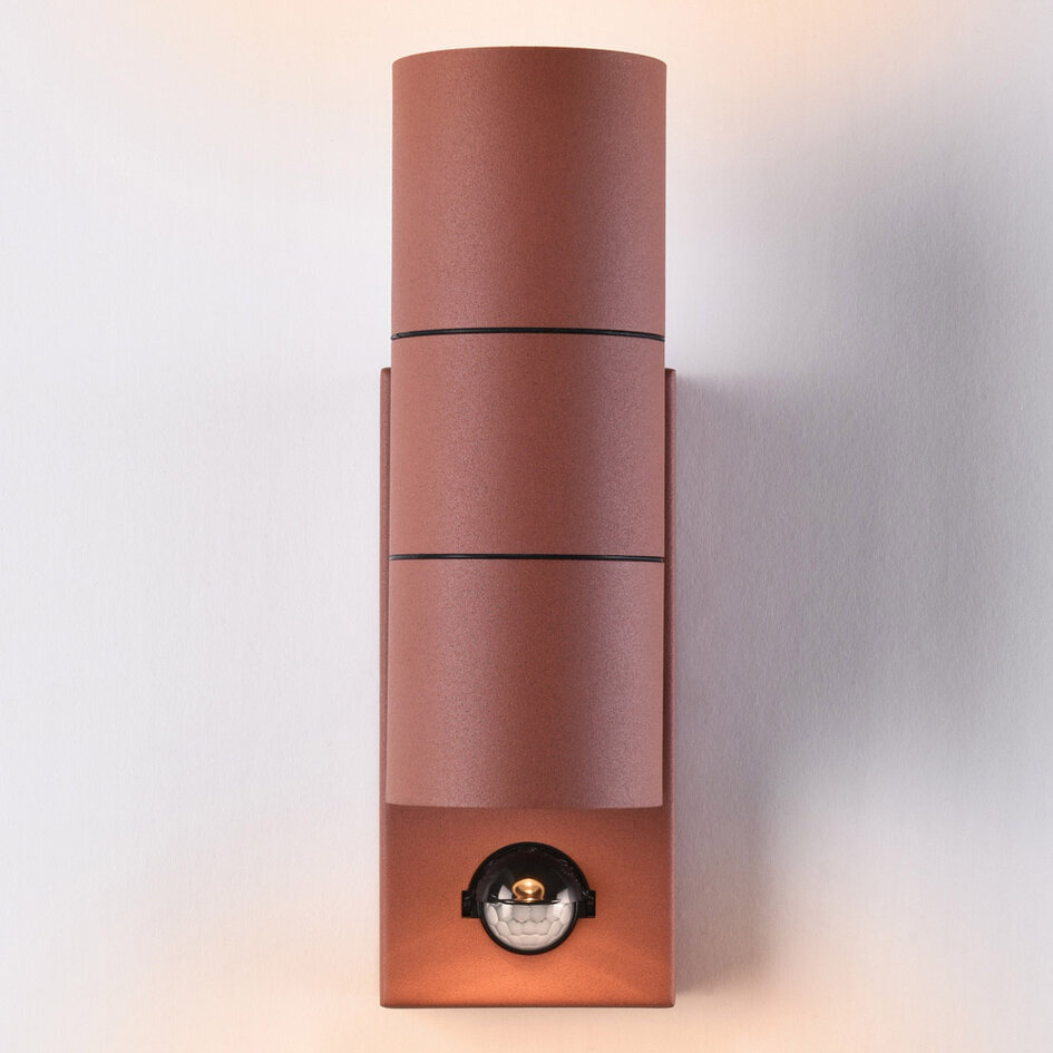 Elegant rostbrun utomhuslampa Martina med sensor och två lampor