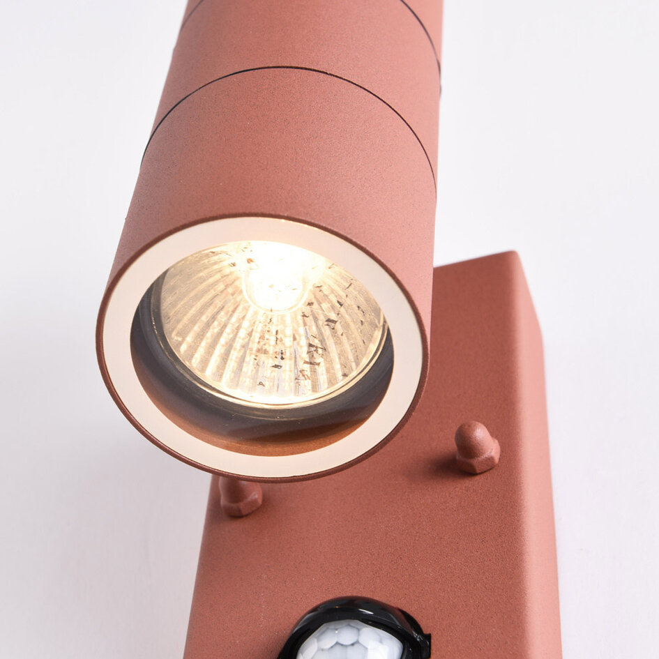 Elegant rostbrun utomhuslampa Martina med sensor och två lampor