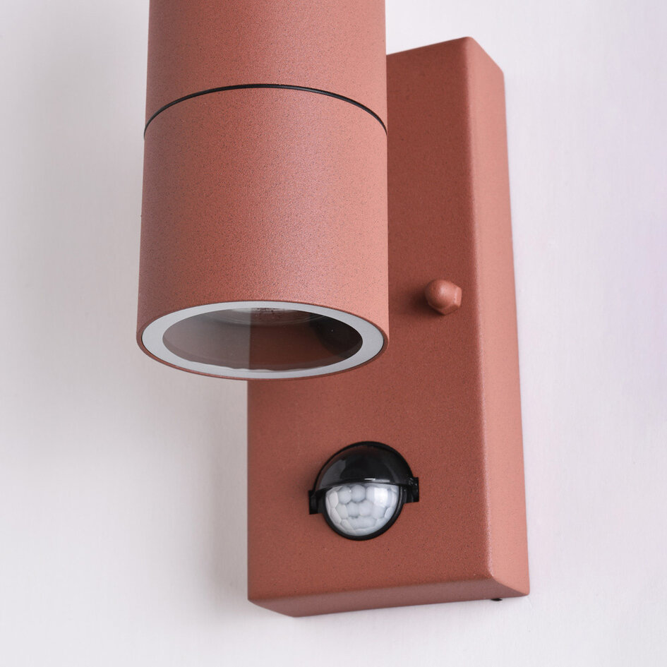 Elegant rostbrun utomhuslampa Martina med sensor och två lampor