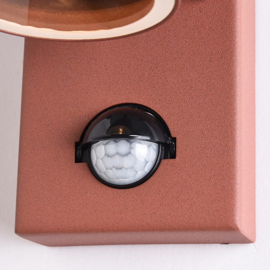 Elegant rostbrun utomhuslampa Martina med sensor och två lampor