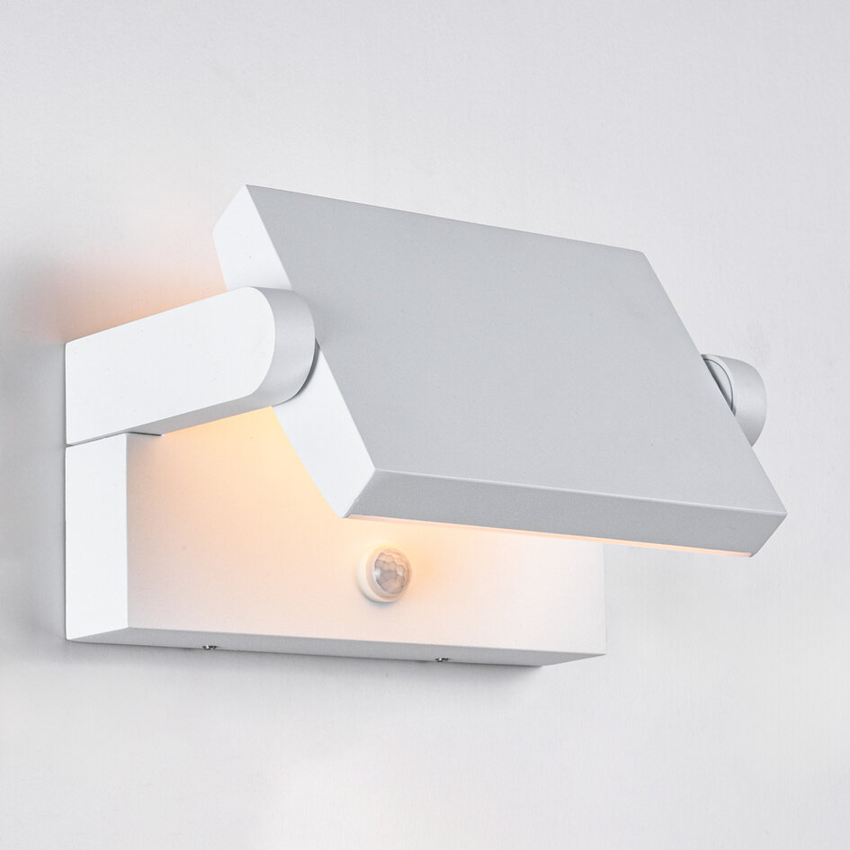 Justerbar utomhusvägglampa Berlin med sensor - vit med integrerad LED