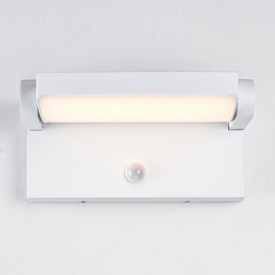 Justerbar utomhusvägglampa Berlin med sensor - vit med integrerad LED