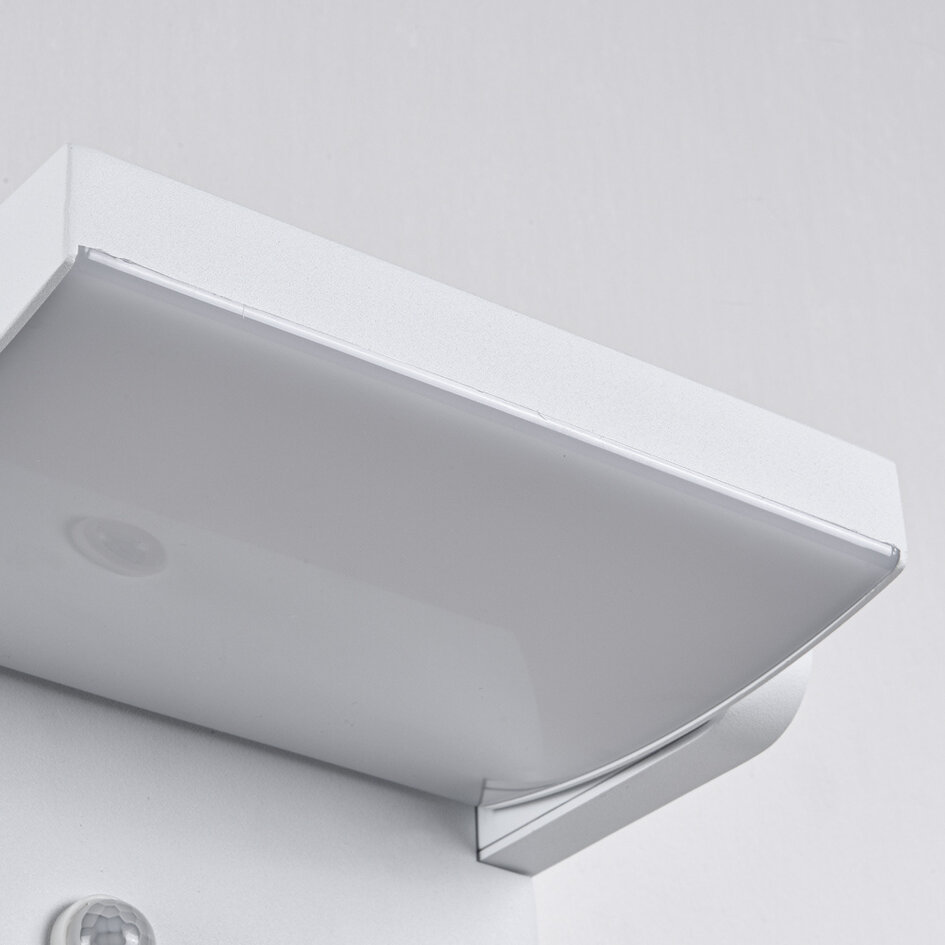 Justerbar utomhusvägglampa Berlin med sensor - vit med integrerad LED