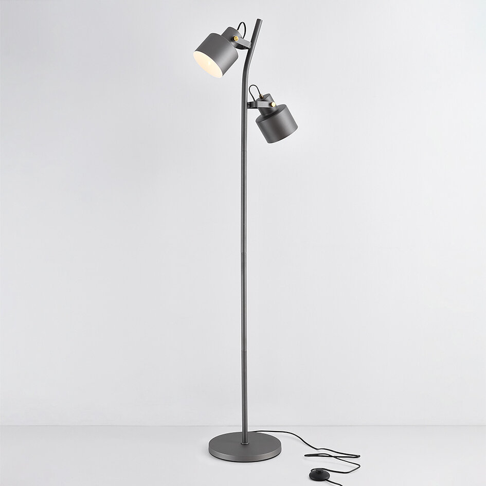 Golvlampa William med två lampor i grått med vinkelbara spotlights