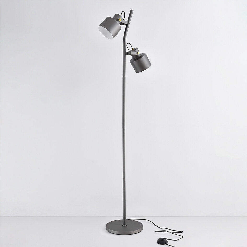 Golvlampa William med två lampor i grått med vinkelbara spotlights