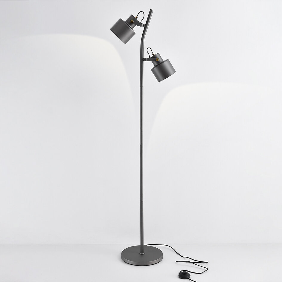 Golvlampa William med två lampor i grått med vinkelbara spotlights