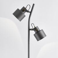 Golvlampa William med två lampor i grått med vinkelbara spotlights