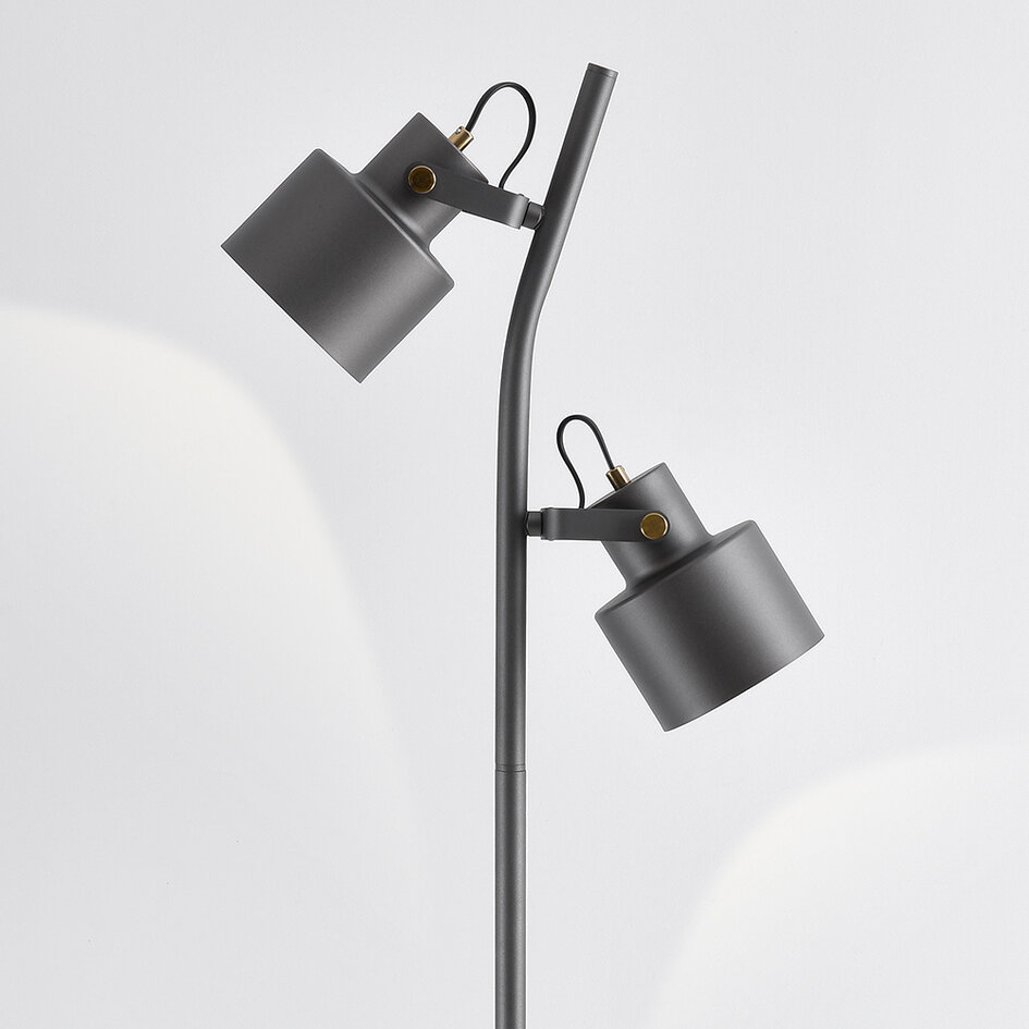 Golvlampa William med två lampor i grått med vinkelbara spotlights