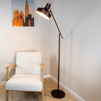 Golvlampa Tom med vinklingsbar arm - kaffebrun
