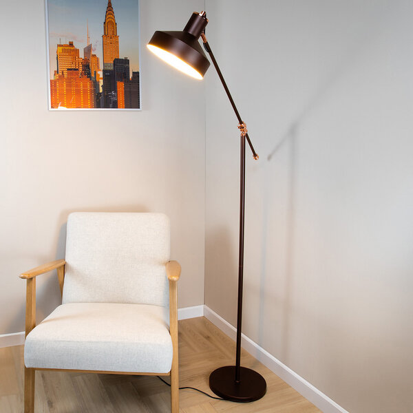 Golvlampa Tom med vinklingsbar arm - kaffebrun