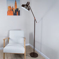Golvlampa Tom med vinklingsbar arm - kaffebrun