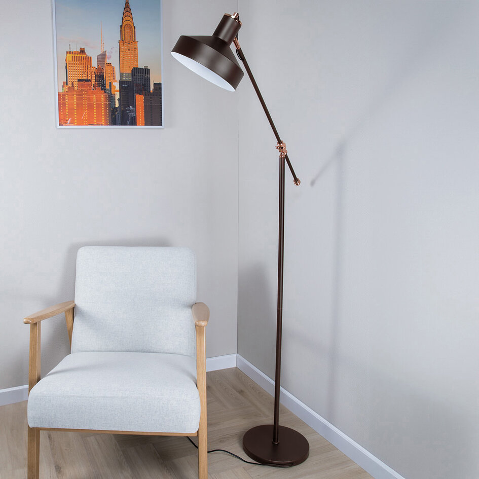 Golvlampa Tom med vinklingsbar arm - kaffebrun