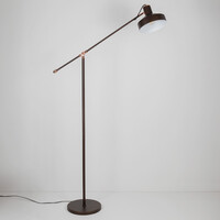 Golvlampa Tom med vinklingsbar arm - kaffebrun