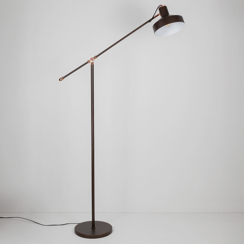 Golvlampa Tom med vinklingsbar arm - kaffebrun