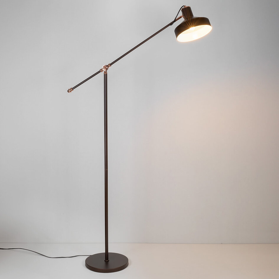 Golvlampa Tom med vinklingsbar arm - kaffebrun