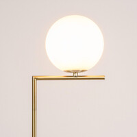 Designad golvlampa Connor i guld med mjölkvitt glas