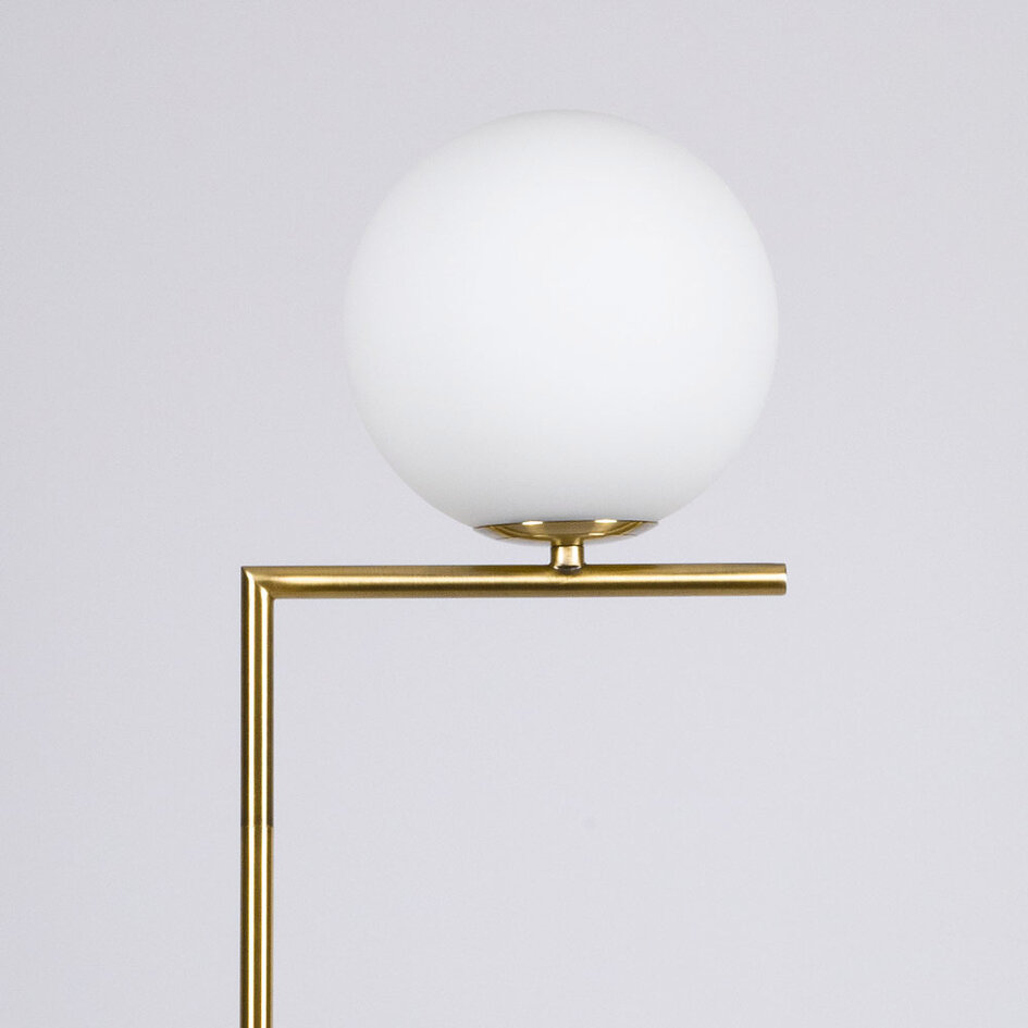 Designad golvlampa Connor i guld med mjölkvitt glas