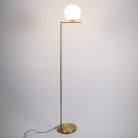Designad golvlampa Connor i guld med mjölkvitt glas