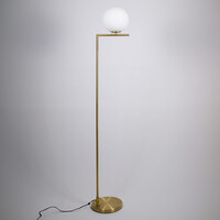 Designad golvlampa Connor i guld med mjölkvitt glas