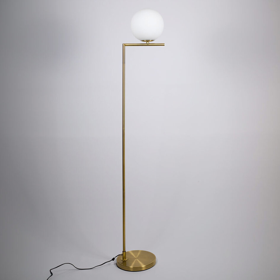 Designad golvlampa Connor i guld med mjölkvitt glas