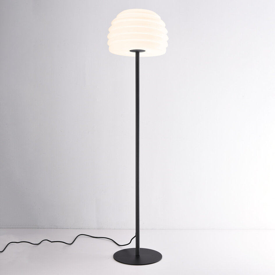 Stående utomhuslampa Sym med vit kupa