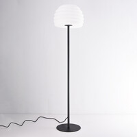 Stående utomhuslampa Sym med vit kupa